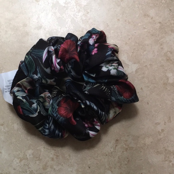 J.Crew Mask & Scrunchie Set. NWT - Picture 4 of 5